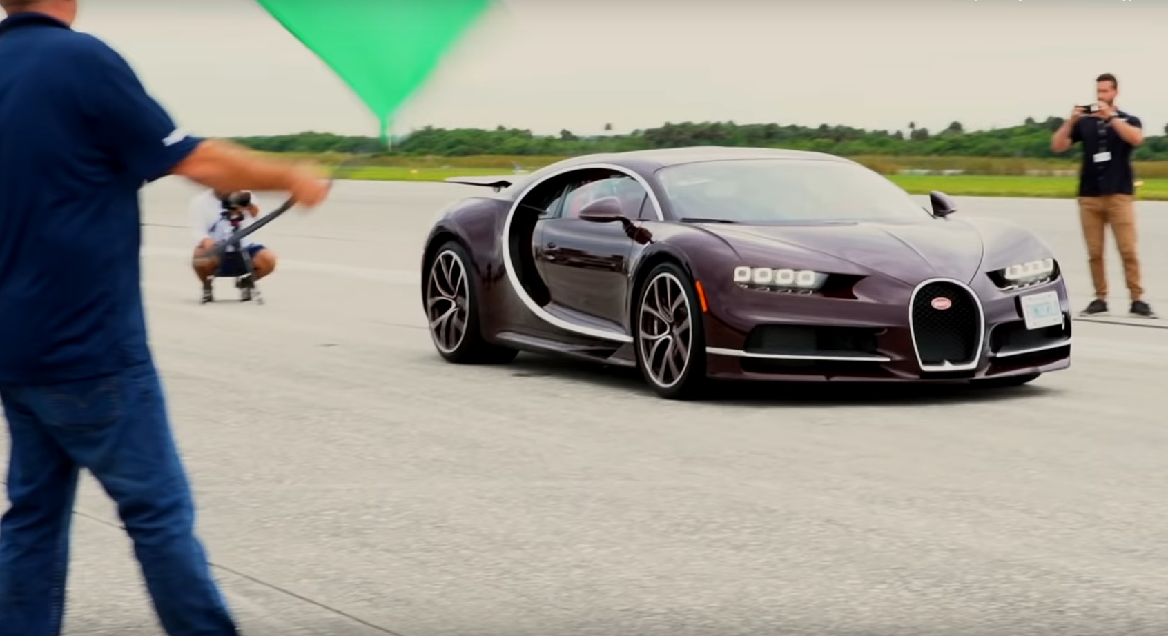Гиперкар Bugatti Chiron разогнали до максимальной скорости (видео)
