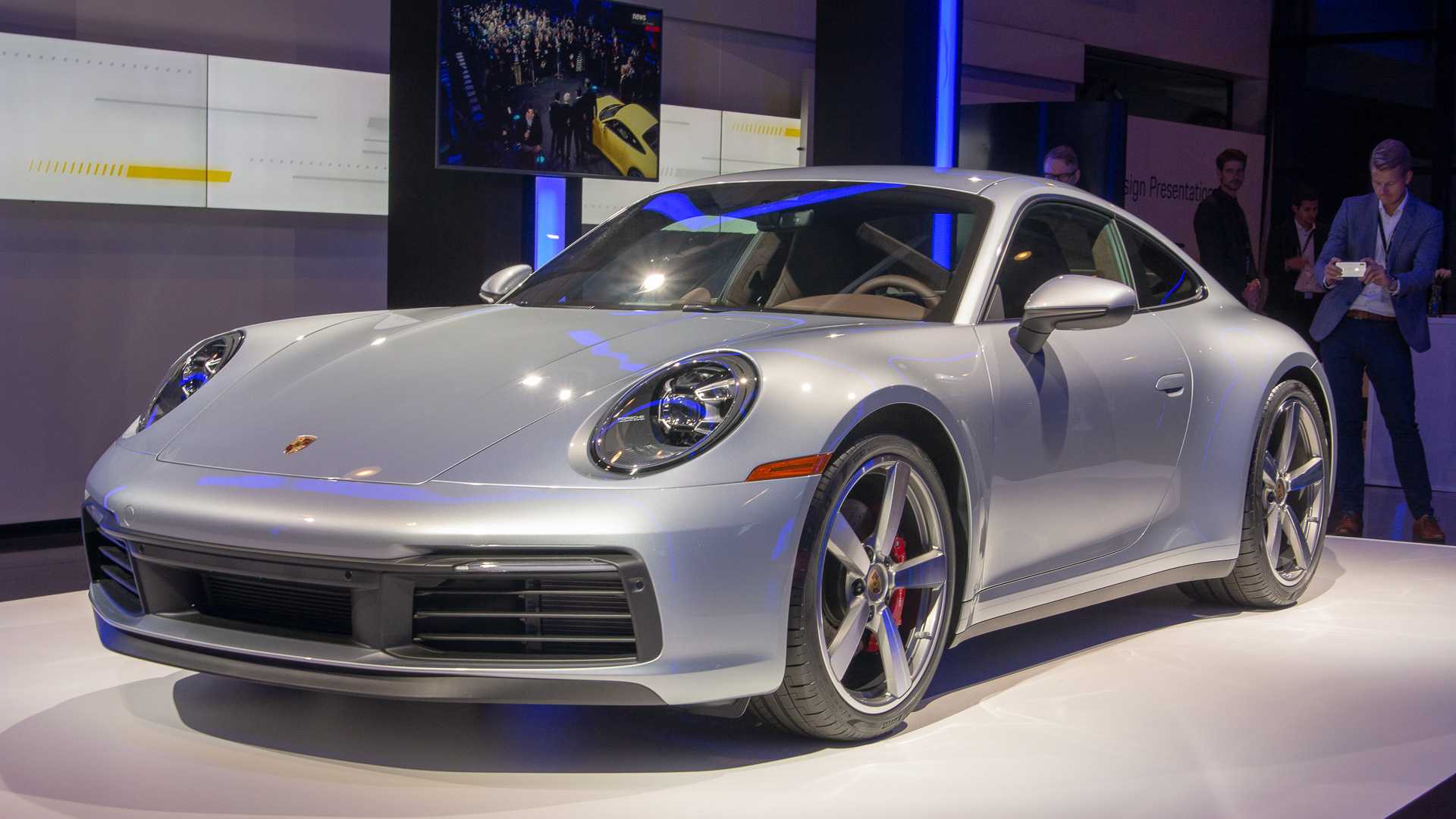 Живые фото и все подробности нового Porsche 911 2019
