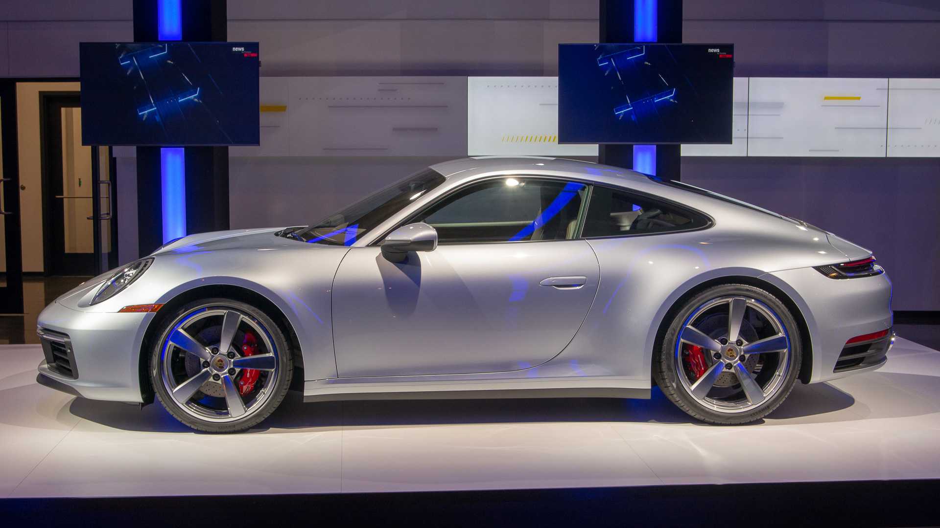 Живые фото и все подробности нового Porsche 911 2019