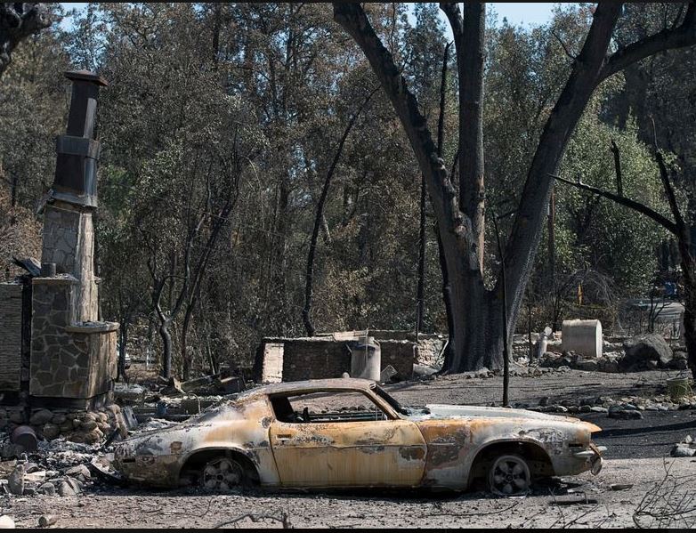Пожар в Калифорнии уничтожил редчайший спорткар Buick и десятки ретро-авто