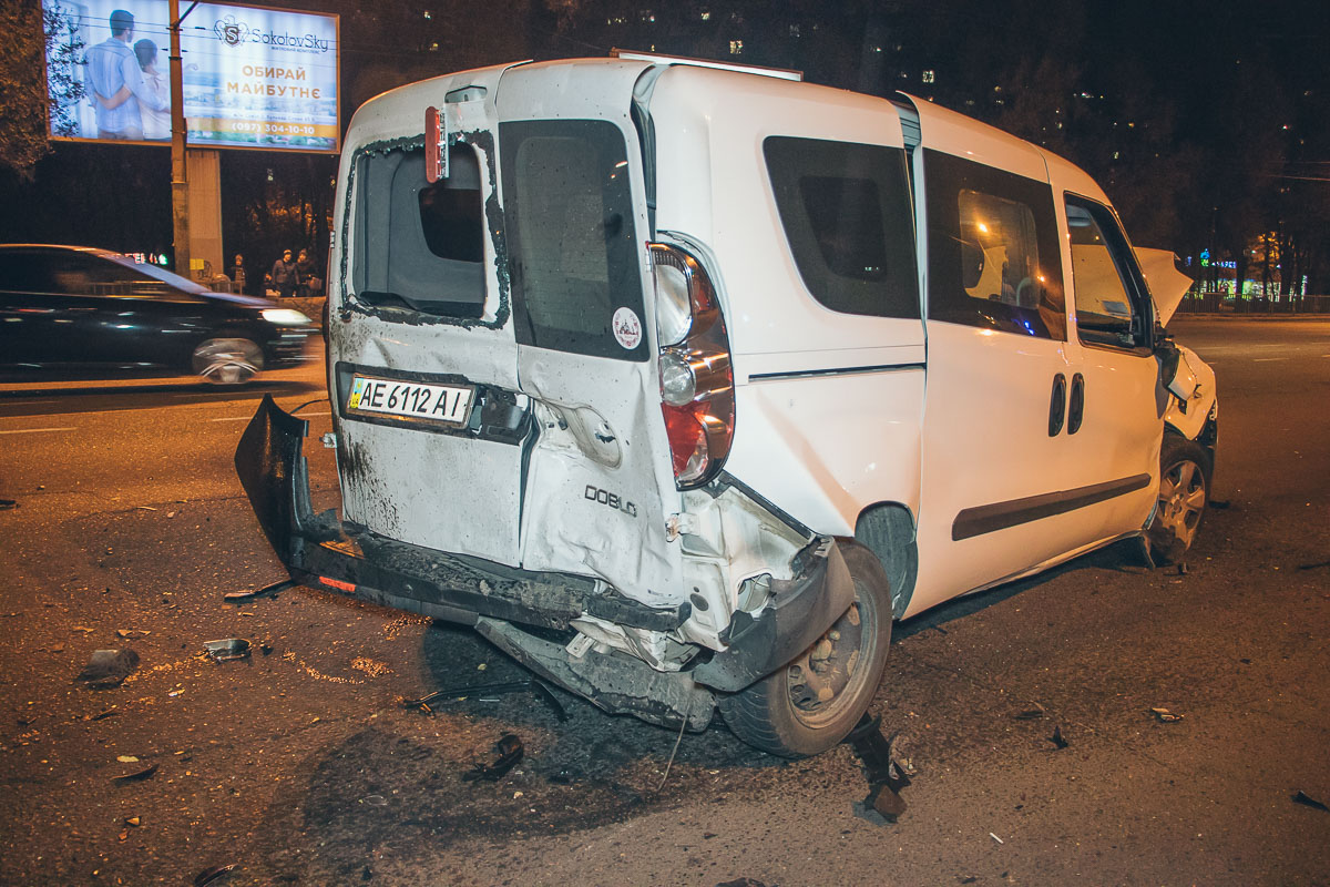 Масштабное ДТП в Днепре: 10 разбитых авто и водители в реанимации
