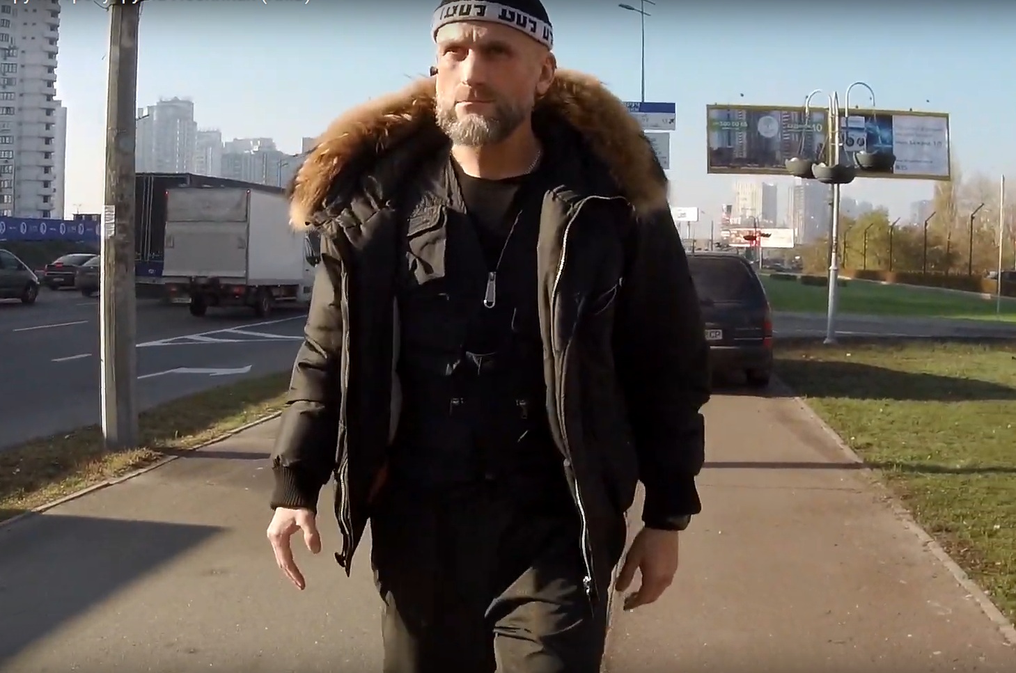 Священник московского патриархата давит людей на тротуаре (видео)