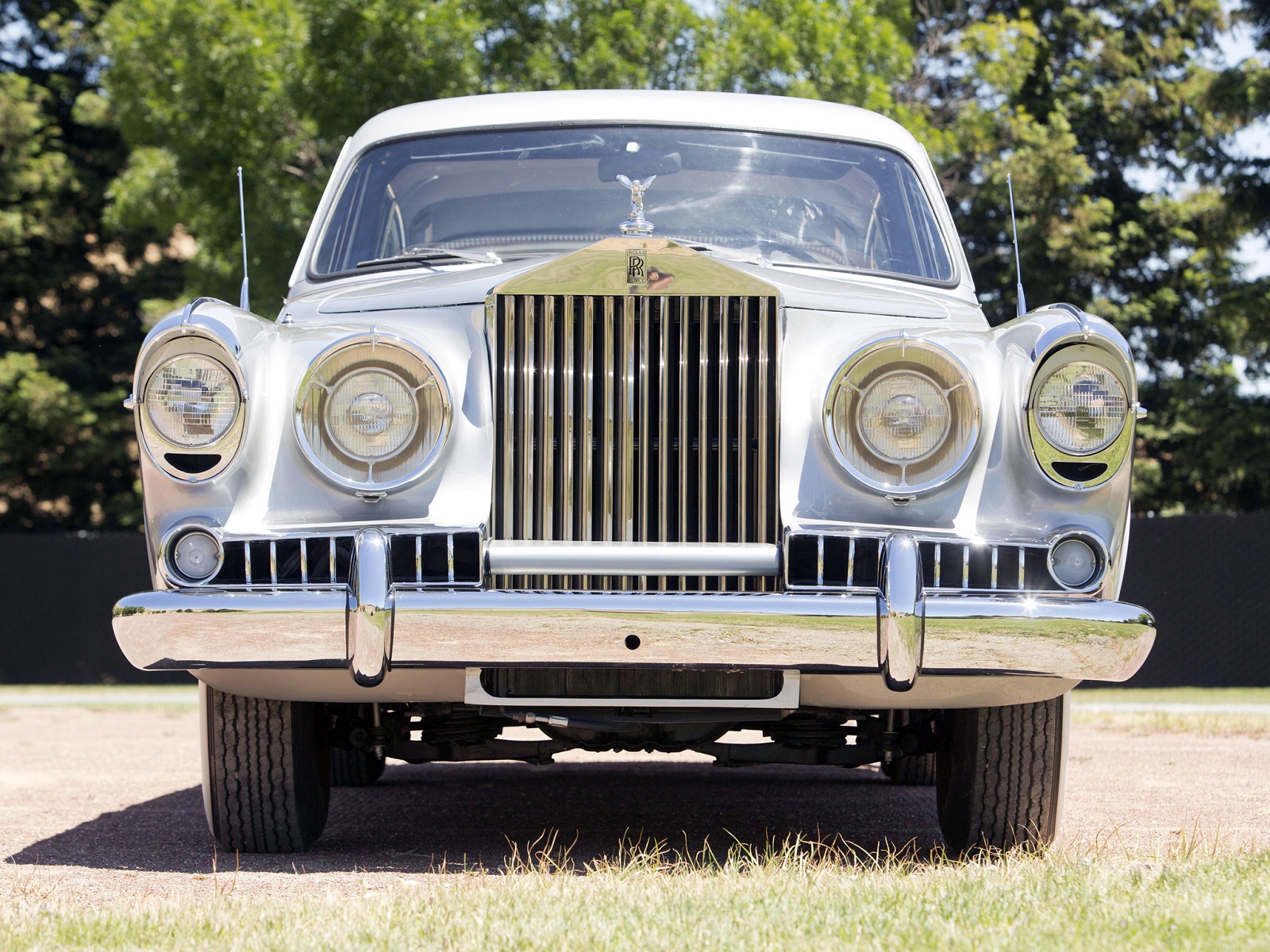 Самый странный Rolls-Royce в истории: жуткий дизайн и встроенный унитаз