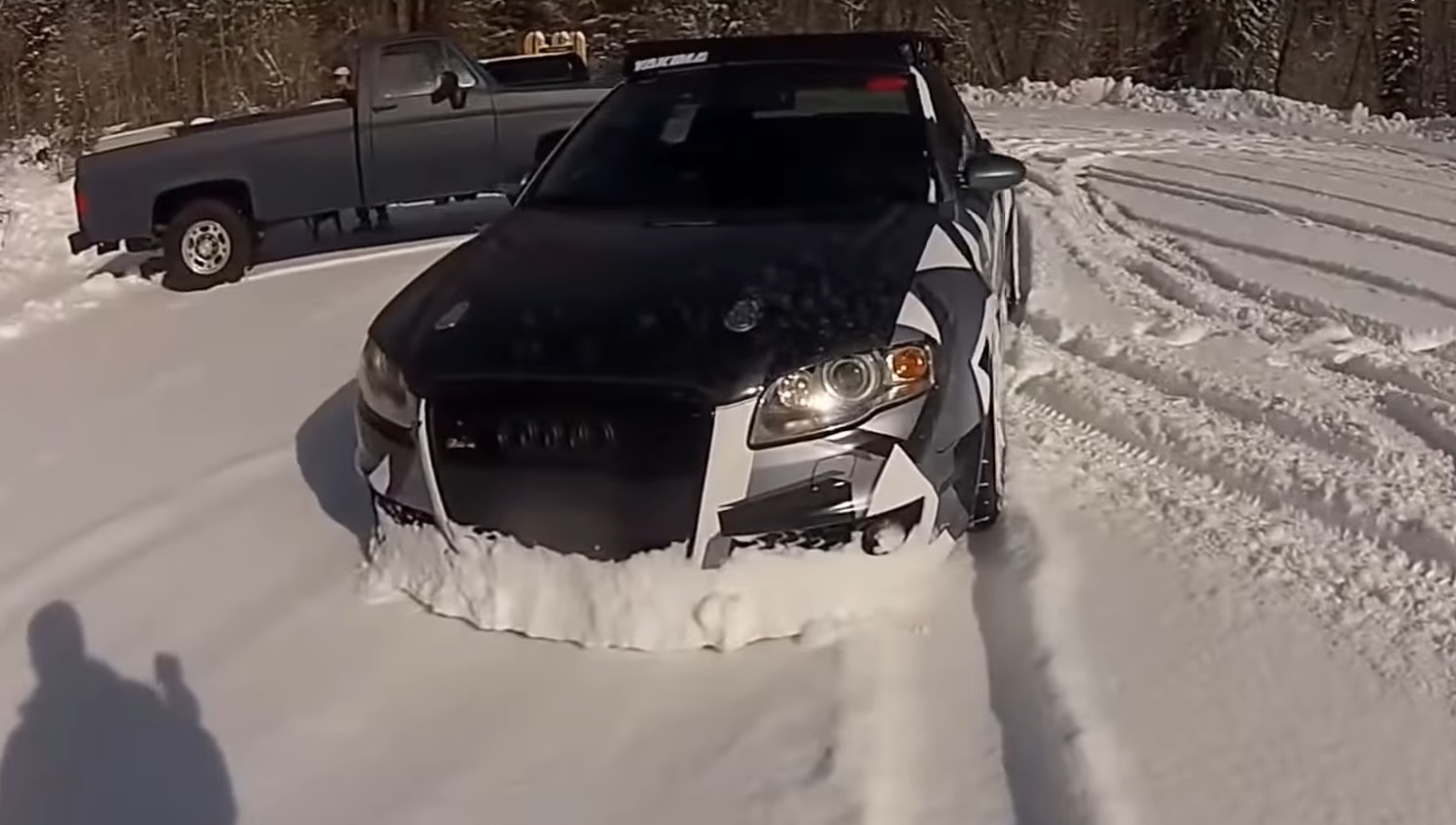 Заряженный Audi RS4 использовали для расчистки снега