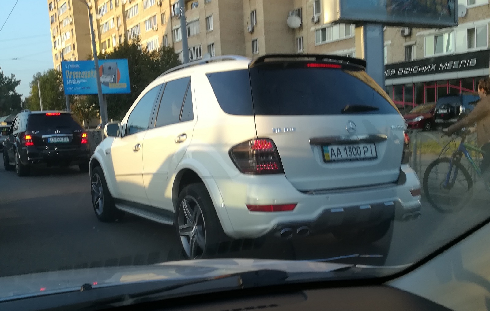 В Украине засняли два заряженных Mercedes разных цветов с абсолютно одинаковыми номерами