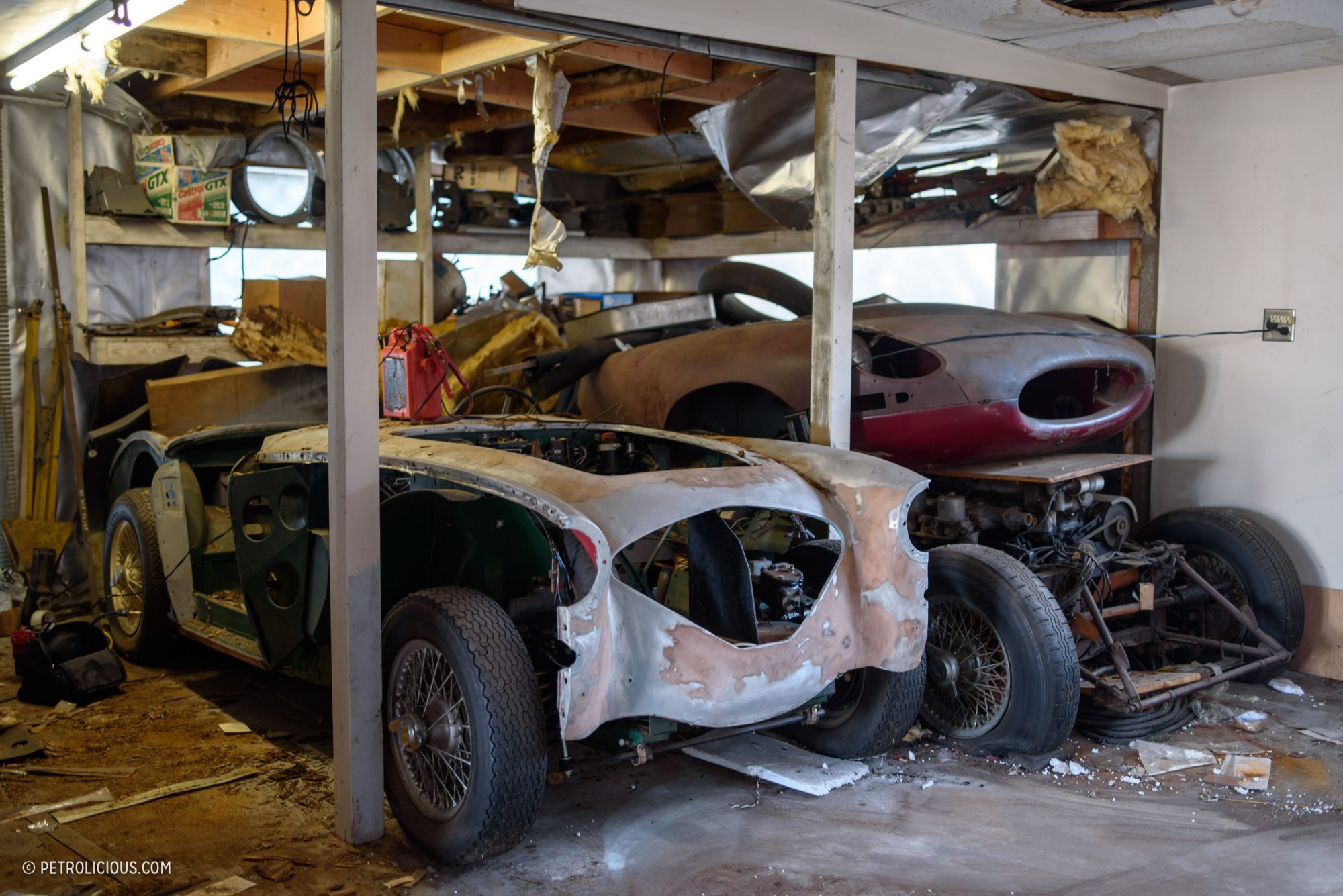 Редчайшие ретро-авто обнаружили среди груды хлама в старом гараже