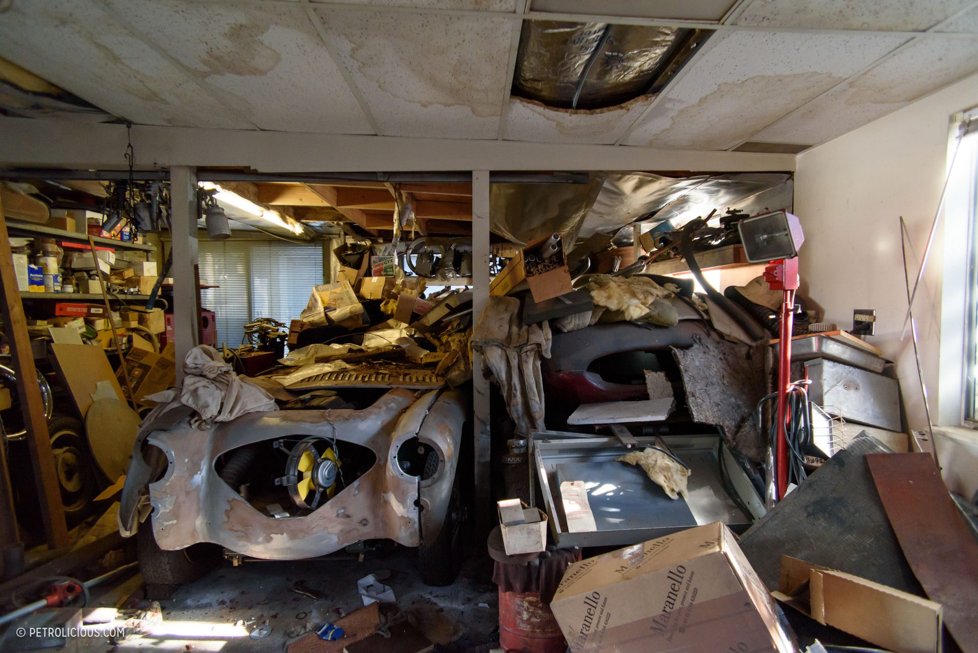 Редчайшие ретро-авто обнаружили среди груды хлама в старом гараже