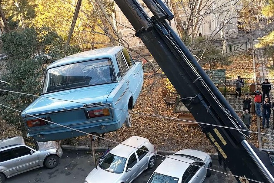 Грузин 27 лет хранил шестерку ВАЗ на балконе
