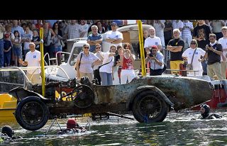 Полвека пролежав на дне озера, уникальная Bugatti Type 13 восстала! (ФОТО)