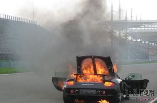 В Китае сгорел дотла эксклюзивный Porsche Carrera GT! (3 ФОТО)