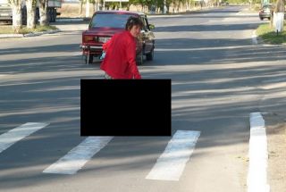 Женщина и человек-собака переходят дорогу… (4 ФОТО)