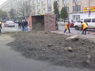 Перевернувшийся грузовик засыпал центр Киева… черноземом! (9 ФОТО)