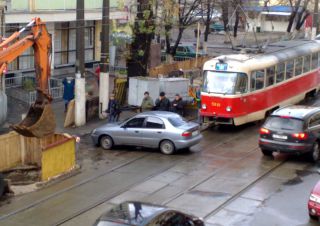 Киев атакуют блондинки?! Парковка на трамвайных путях… там же! (4 ФОТО)