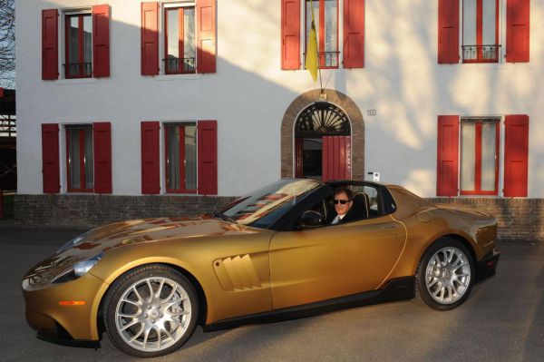 Миллионер полтора года смотрел, как для него делали золотую Ferrari… (3 ФОТО)
