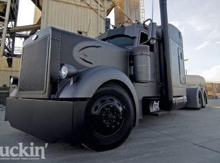 Фура для Бэтмэна, или самый страшный грузовик в мире (8 ФОТО)