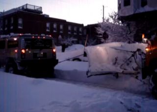 Хаммер спешит на помощь… снегоуборочной машине! (ВИДЕО)