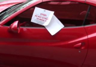 Смелость: новая Ferrari в парковочных "кандалах" (ВИДЕО)