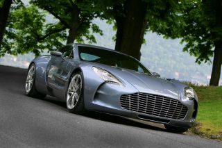 Три на рубль: кто десятками скупает Aston Martin ONE-77?! (5 ФОТО)