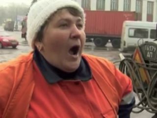 Женская правда: асфальтоукладчица Катя об украинских дорогах… (ВИДЕО)