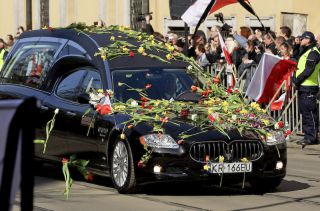 В последний путь Президента Польши везли на Maserati, а военную элиту — на Хаммерах (6 ФОТО)
