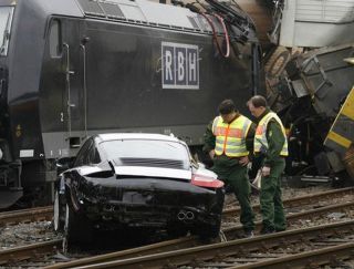 ЖЕСТЬ! В Германии разбился поезд с сотней Porsche на борту (5 ФОТО)