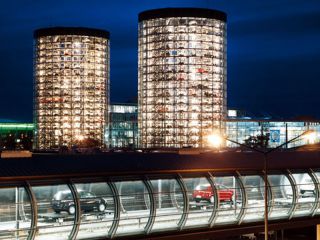 Автомобильный диснейленд в Германии с многоэтажным паркингом (12 ФОТО)