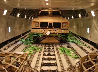 Как перевозят вездеход армии США для Афгана (ФОТО)