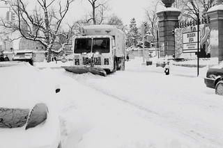 "Гениальность" американских коммунальщиков: Нью-Йорк чистят от снега! (ВИДЕО)