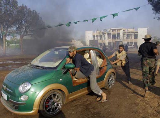 Повстанцы нашли в резиденции Кадаффи электрический Fiat с деревом и малахитом (8 ФОТО)