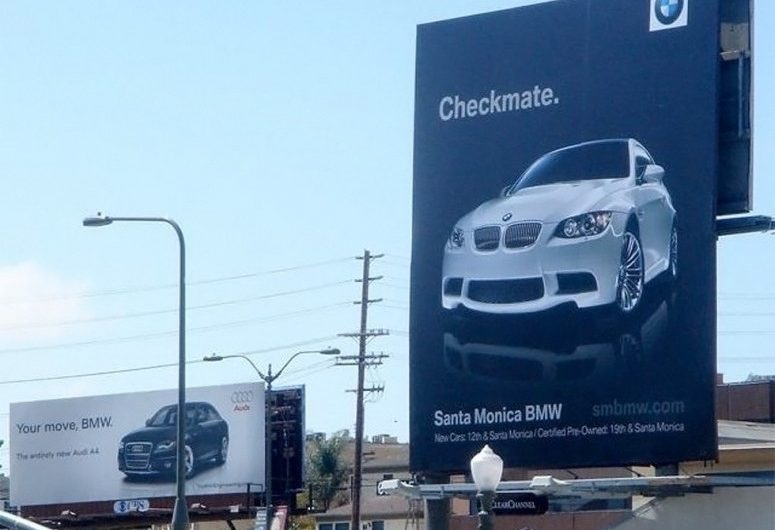BMW и Audi продолжають воевать с помощью наружной рекламы (2 ФОТО)