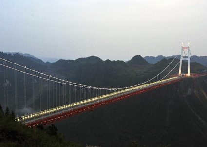 350 метров над землей: в Китае открыли самый впечатляющий мост (ФОТО)