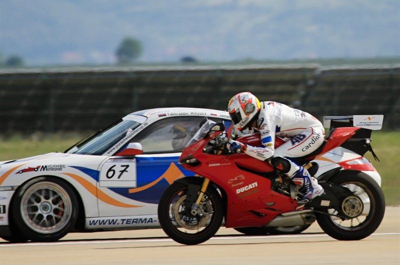 Необычная гонка: Ducati Panigale vs. Porsche GT3 Cup vs. L-29 Dolphin!