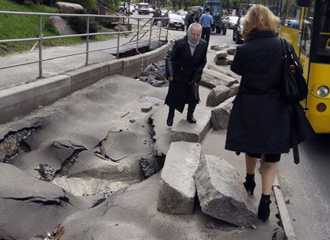 Это провал: в преддверии Евро-2012 центр Киева ушел под землю!