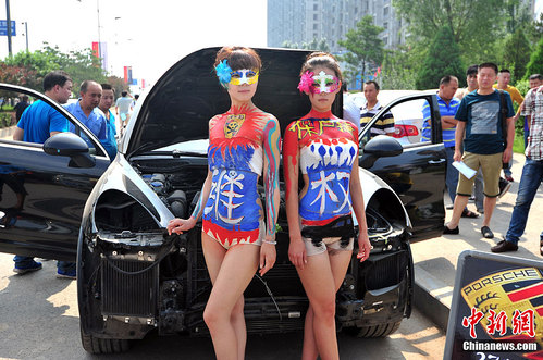 Китайский метод: борьба с автодилером при помощи оголенных дам