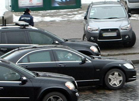 Януковича в Донецке сопровождали 35 авто, а ГАИ перекрывала и дорогу, и тротуары! +ВИДЕО