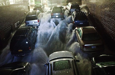Эксклюзивное видео: мега-шторм в Нью-Йорке за минуты утопил десятки авто