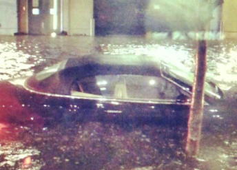 Ураган Сэнди уничтожает даже Bentley +ВИДЕО
