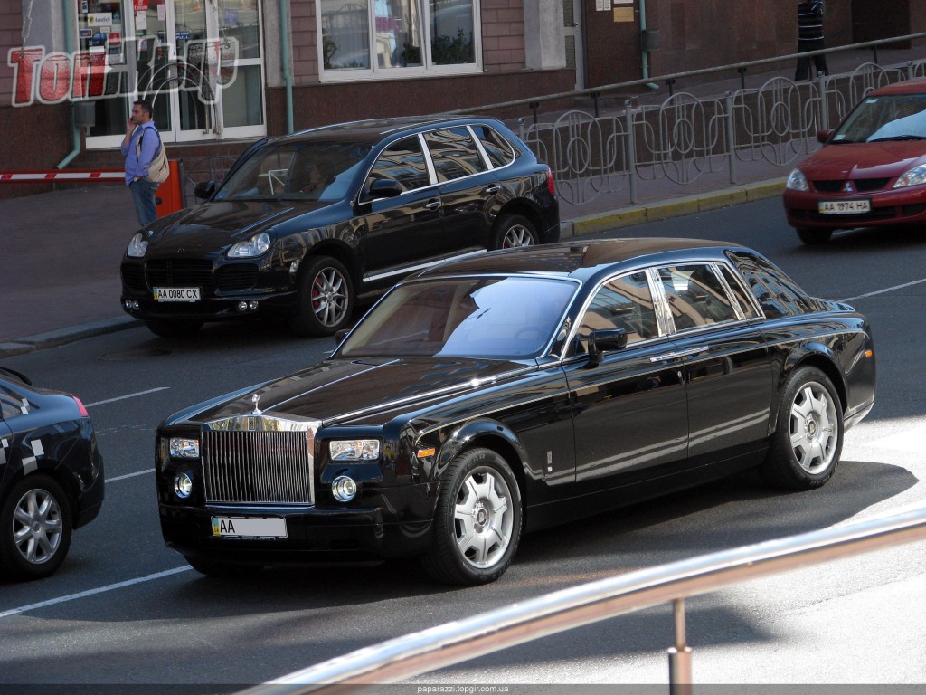 В Киеве прямо со стоянки угнали Rolls-Royce Phantom!