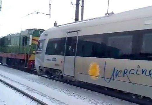 Весело о грустном: замерзшие украинцы сочиняют песни в поездах Hyundai +ВИДЕО