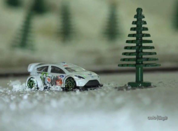 Snowkhana: новогодний дрифт на игрушечном авто Кена Блока +ВИДЕО