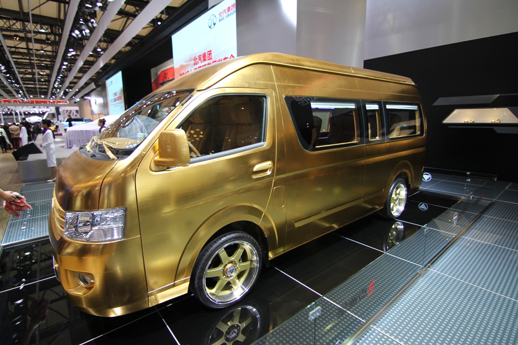 Шанхай 2013: микроавтобус в виде слитка золота