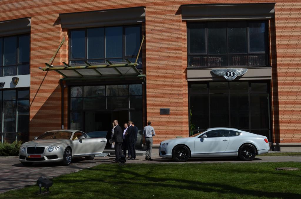 Сезон открыт: в Украине разметают дорогущие Ferrari и Bentley