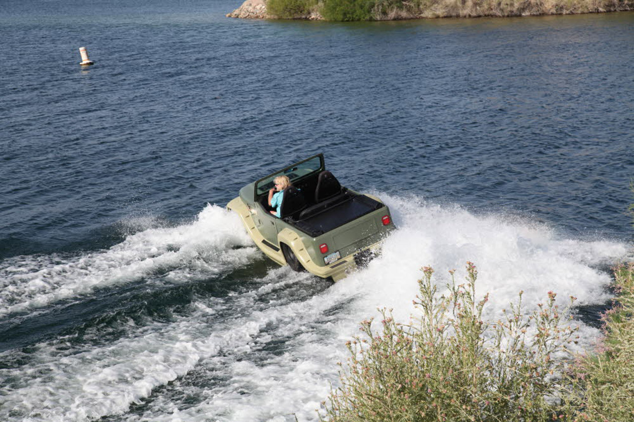 Работа автомобиля на воде. Джип амфибия пантера. Volkswagen Aqua - автомобиль-амфибия. Плавающая машина. Плавающий внедорожник.