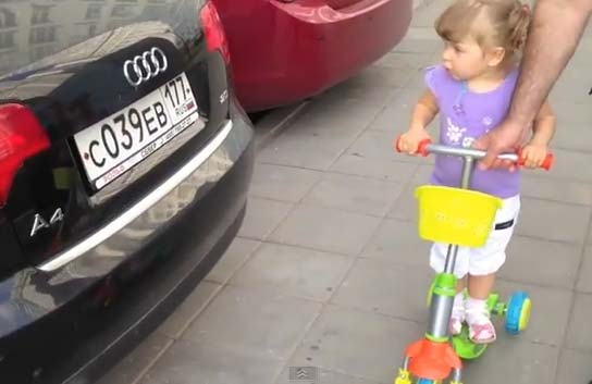 2-летняя девочка разбирается в марках автомобилей лучше мужчин