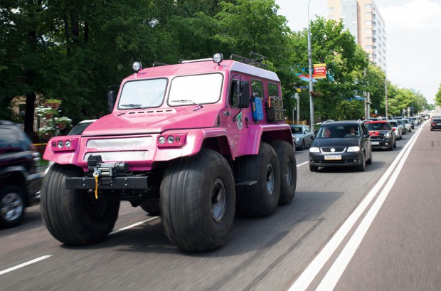 Свои причуды: в Москве девушка ездит на огромном розовом броневике