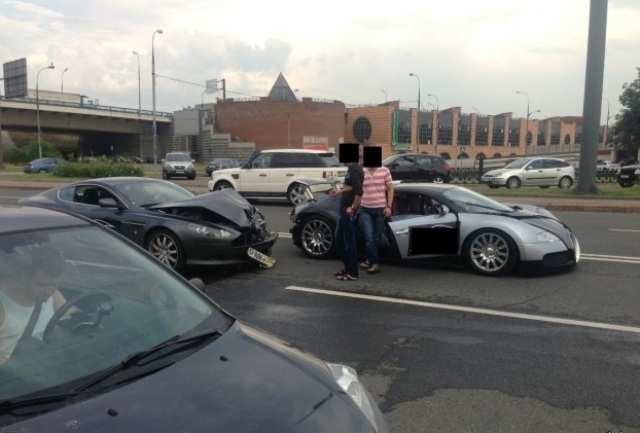 Громкое ДТП: в Москве столкнулись Bugatti и Aston Martin