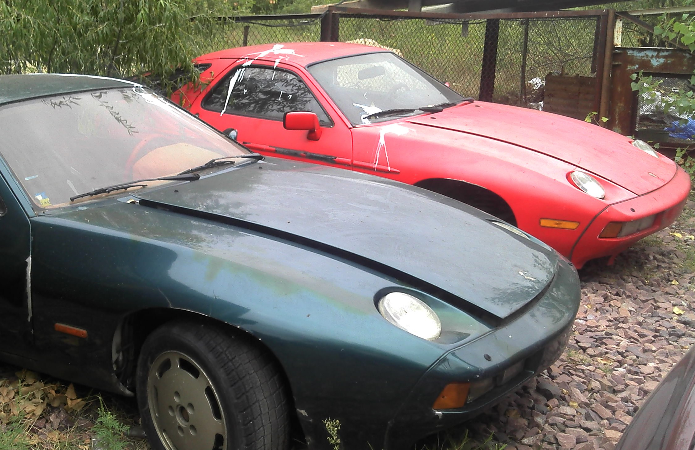В Киеве на старой базе отдыха нашли заброшенные спорткары Porsche!
