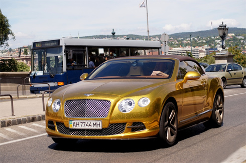 Донбасс порожняк не гонит: золотой Bentley с донецкими номерами