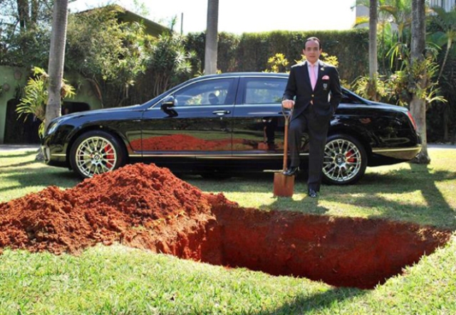 Владелец Bentley похоронит его, чтобы… ездить на нем после смерти