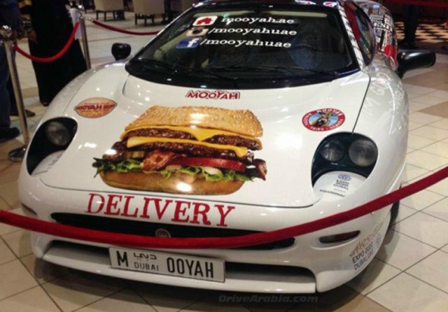 Совсем обнаглели: в Эмиратах коллекционный суперкар рекламирует гамбургеры!
